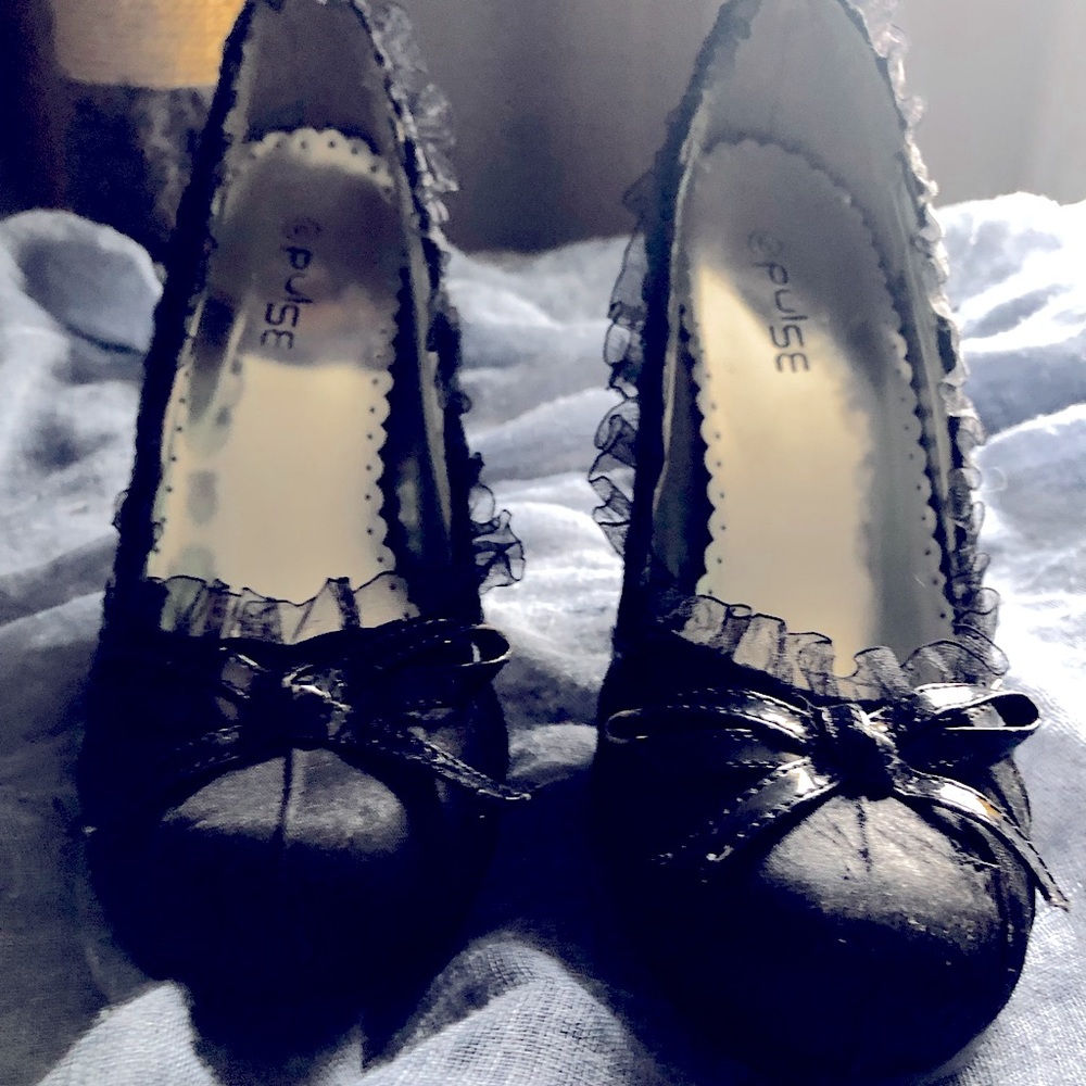 Elegant, Seductive ,  KISS is a size 6,  . Shoe is by Pulse.
